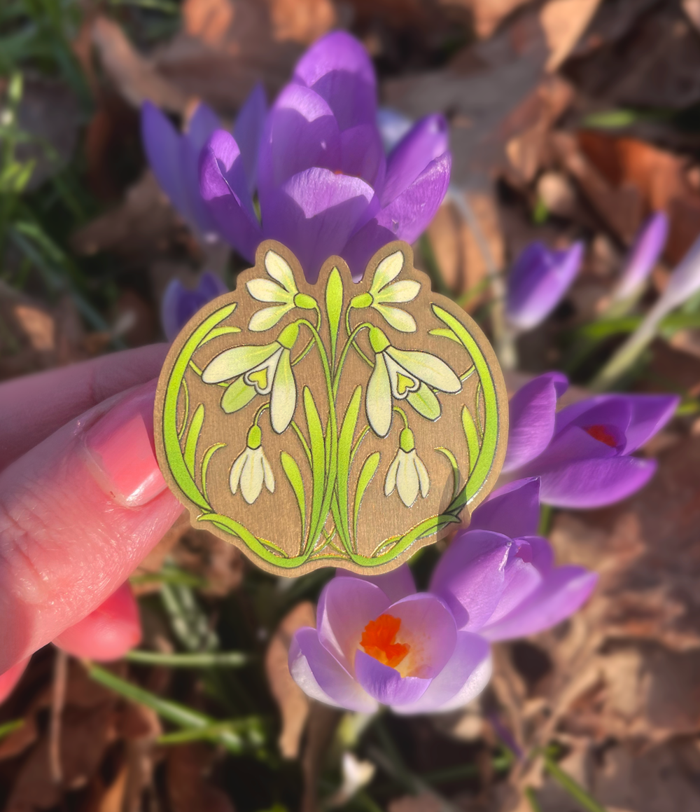 'White flower' pin